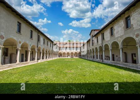 Classé au patrimoine mondial de l'UNESCO, le monastère de San Salvatore est un monument majeur de Brescia. Ici en particulier le cloître Banque D'Images