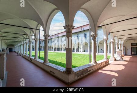 Classé au patrimoine mondial de l'UNESCO, le monastère de San Salvatore est un monument majeur de Brescia. Ici en particulier le cloître Banque D'Images