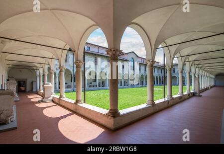 Classé au patrimoine mondial de l'UNESCO, le monastère de San Salvatore est un monument majeur de Brescia. Ici en particulier le cloître Banque D'Images