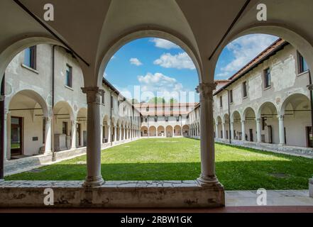 Classé au patrimoine mondial de l'UNESCO, le monastère de San Salvatore est un monument majeur de Brescia. Ici en particulier le cloître Banque D'Images