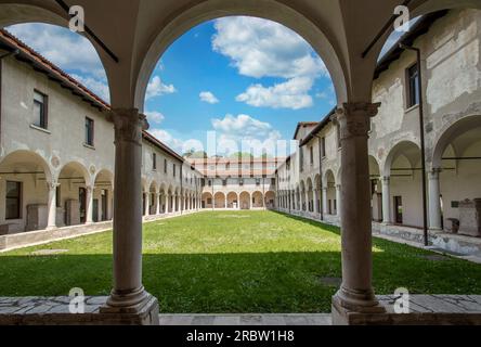 Classé au patrimoine mondial de l'UNESCO, le monastère de San Salvatore est un monument majeur de Brescia. Ici en particulier le cloître Banque D'Images