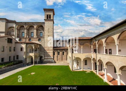 Classé au patrimoine mondial de l'UNESCO, le monastère de San Salvatore est un monument majeur de Brescia. Ici en particulier le cloître Banque D'Images