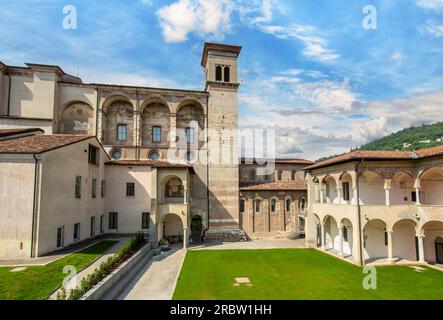 Classé au patrimoine mondial de l'UNESCO, le monastère de San Salvatore est un monument majeur de Brescia. Ici en particulier le cloître Banque D'Images