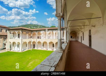 Classé au patrimoine mondial de l'UNESCO, le monastère de San Salvatore est un monument majeur de Brescia. Ici en particulier le cloître Banque D'Images