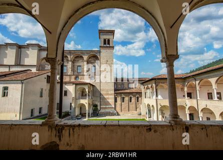 Classé au patrimoine mondial de l'UNESCO, le monastère de San Salvatore est un monument majeur de Brescia. Ici en particulier le cloître Banque D'Images