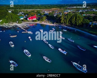 Ile Maurice, quartier Rivière du rempart, Cap malheureux, église notre-Dame Auxiliatrice au toit rouge, emblématique de l'île, vue aérienne Banque D'Images