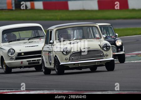 Jim Ayling, Morris Mini Cooper S, Roy Alderslade, Lotus Ford Cortina Mk1, un événement mettant en vedette deux grilles distinctes, DRHC Dunlop Allstars pour le Service des pièces après-vente avant 1966 Banque D'Images