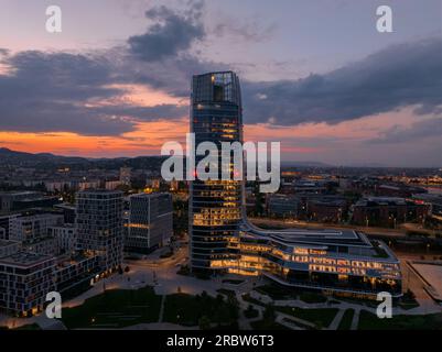 Vue aérienne sur le célèbre campus mol immeuble de bureaux moderne à côté du Danube au coucher du soleil. Collines de Buda à l'arrière-plan. Banque D'Images