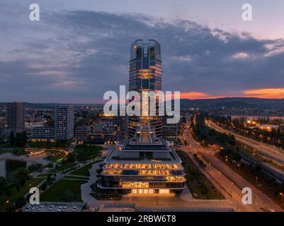 Vue aérienne sur le célèbre campus mol immeuble de bureaux moderne à côté du Danube au coucher du soleil. Collines de Buda à l'arrière-plan. Banque D'Images