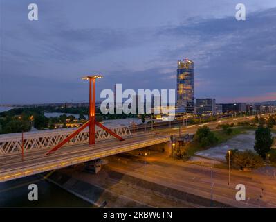 Vue aérienne sur le célèbre campus mol immeuble de bureaux moderne à côté du Danube au coucher du soleil. Pont Lagymanyosi au premier plan. Banque D'Images