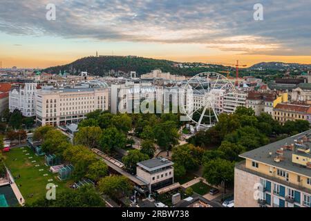 Vue aérienne sur Elizabeth Square avec grande roue appelée Budapest Eye. C'est le plus grand espace vert du centre-ville de Pest. Banque D'Images