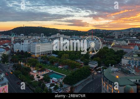 Vue aérienne sur Elizabeth Square avec grande roue appelée Budapest Eye. C'est le plus grand espace vert du centre-ville de Pest. Banque D'Images