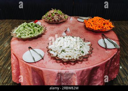 Bar à salades en libre-service au buffet lors d'une fête Banque D'Images