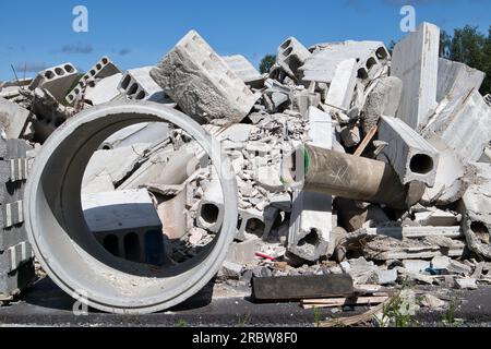 pile de débris de béton provenant de bâtiments démolis Banque D'Images