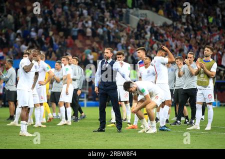 Photo du 11-07-2018 de l'entraîneur anglais Gareth Southgate consolant les joueurs au stade Luzhniki. L'Angleterre a été éliminée de la coupe du monde après une défaite supplémentaire de 2-1 contre la Croatie en demi-finale ce jour-là en 2018. Date d'émission : mardi 11 juillet 2023. Banque D'Images