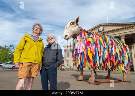 Compositeur Orlando Gough et Helen Marriage, directrice d'Artichoke, avec 'Mother Sheep (Aina), une sculpture de 4,5 m de haut, qui fait partie de HERD, un projet de paysage sonore conçu par Gough et produit par la société de production artistique Artichoke, tel qu'il est dévoilé dans le cadre de Kirklees Year of Music 2023. Date de la photo : mardi 11 juillet 2023. Banque D'Images