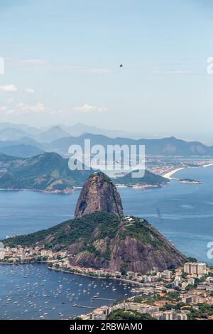 Outlook à partir de la statue du Christ Rédempteur à Rio de Janeiro, Brésil de Sugarloaf Mountain Banque D'Images