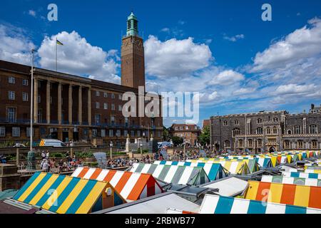 Marché de Norwich et centre-ville de Norwich - Tourisme de Norwich - marché de Norwich avec hôtel de ville de Norwich et Guildhall en arrière-plan. Centre-ville de Norwich. Banque D'Images