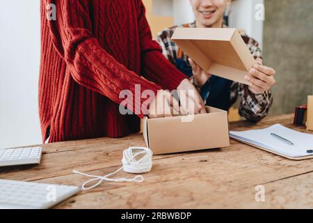 Portrait de démarrage de petites entreprises propriétaires de PME, entreprise familiale vérifier les commandes en ligne vendre des produits travaillant avec des boîtes freelance travail à la maison Banque D'Images