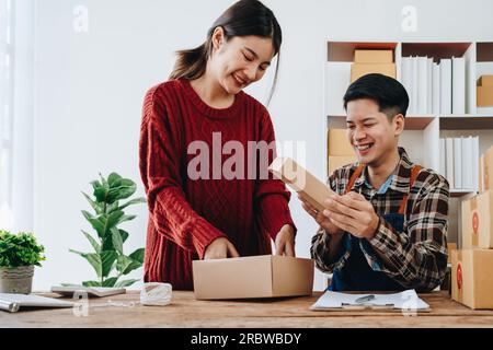 Portrait de démarrage de petites entreprises propriétaires de PME, entreprise familiale vérifier les commandes en ligne vendre des produits travaillant avec des boîtes freelance travail à la maison Banque D'Images