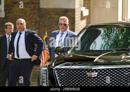 Le président AMÉRICAIN Joe Biden rend visite au Premier ministre britannique Rishi Sunak à Downing Street, le 10 juillet 2023. Voiture d'État présidentielle "la Bête" et sécurité américaine Banque D'Images