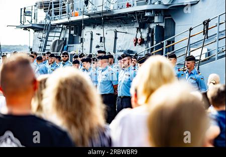 Kiel, Allemagne. 11 juillet 2023. L'équipage du bateau de chasse aux mines « Bad Bevensen » dit au revoir aux familles et aux amis avant leur déploiement dans l'une des unités permanentes de lutte contre les mines de l'OTAN dans le port naval de Kiel. Crédit : Axel Heimken/dpa/Alamy Live News Banque D'Images