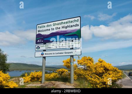 Bienvenue à The Highlands Sign en anglais et gaélique sur Rannoch Moor, Highland Scotland, Royaume-Uni. Banque D'Images