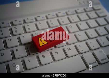 Image rapprochée d'un clavier d'ordinateur et d'un cube en bois rouge avec VIOLATION DE DONNÉES textuelles. Internet, technologie et concept de réseau Banque D'Images
