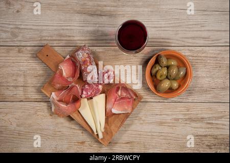 Jambon cru sarde, saucisse de porc crue sarde, assiette de fromage pecorino sarde, olives, vin rouge, Sardaigne, Italie, Europe Banque D'Images