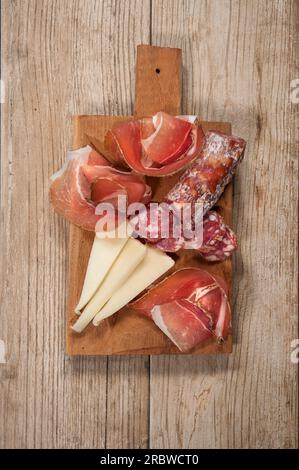 Jambon cru sarde, saucisse de porc crue sarde, assiette de fromage pecorino sarde, Sardaigne, Italie, Europe Banque D'Images