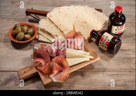 Jambon cru sarde, saucisse de porc crue sarde, assiette de fromage pecorino sarde, olives, pain Carasau, pain de grains entiers, bière Ichnusa non filtrée, SAR Banque D'Images