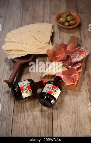 Jambon cru sarde, saucisse de porc crue sarde, assiette de fromage pecorino sarde, olives, pain Carasau, pain de grains entiers, bière Ichnusa non filtrée, SAR Banque D'Images