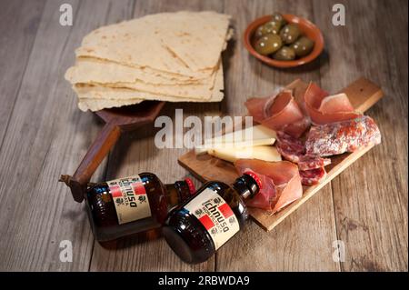 Jambon cru sarde, saucisse de porc crue sarde, assiette de fromage pecorino sarde, olives, pain Carasau, bière Ichnusa non filtrée, Sardaigne, Italie, Europ Banque D'Images