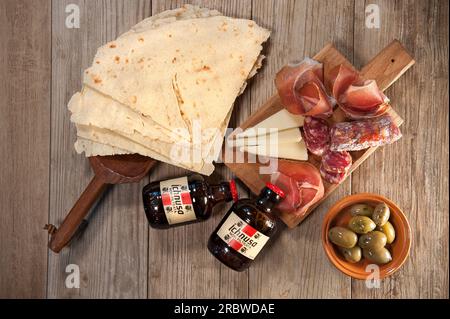 Jambon cru sarde, saucisse de porc crue sarde, assiette de fromage pecorino sarde, olives, pain Carasau, bière Ichnusa non filtrée, Sardaigne, Italie, Europ Banque D'Images