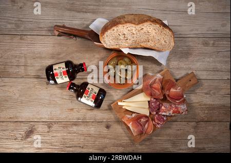 Jambon cru sarde, saucisse de porc crue sarde, assiette de fromage pecorino sarde, olives, pain de grains entiers, bière Ichnusa non filtrée, Sardaigne, Italie, E Banque D'Images