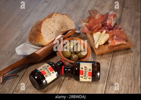 Jambon cru sarde, saucisse de porc crue sarde, assiette de fromage pecorino sarde, olives, pain de grains entiers, bière Ichnusa non filtrée, Sardaigne, Italie, E Banque D'Images