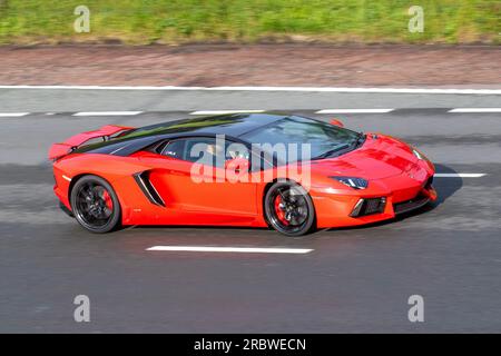 Lamborghini Aventador, une super voiture de sport à moteur intermédiaire roulant à grande vitesse sur l'autoroute M6 dans le Grand Manchester, au Royaume-Uni Banque D'Images