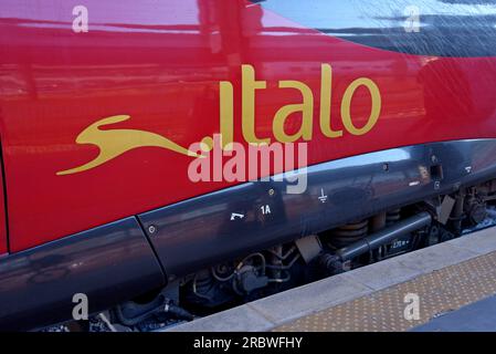 Logo d'Italo, opérateur de train à grande vitesse en Italie, sur un train en gare de Bari, mai 2023 Banque D'Images