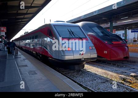 Trains à grande vitesse Trenitalia Frecciargento et Italo AGV à la gare de Bari, Italie, mai 2023 Banque D'Images