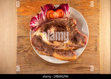 Steak de bœuf grillé avec salade de radicchio et tomates Banque D'Images