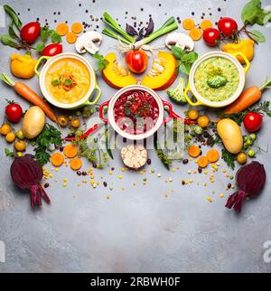 Concept de soupes saines de légumes et de légumineuses. Soupe de pois jaunes, borscht rouge avec haricots et brocoli vert avec soupe de lentilles. Vue de dessus. Banque D'Images