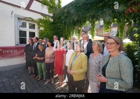 11 juillet 2023, Rhénanie-Palatinat, Ahrweiler : le Conseil des ministres de Rhénanie-Palatinat (r-l) Stefanie Hubig (SPD), Ministre de l'éducation de Rhénanie-Palatinat, Doris Ahnen (SPD), Ministre des finances de Rhénanie-Palatinat, Katharina Binz (Bündnis 90/Die Grünen), Ministre de la famille, Ministre de la Culture et de la Culture et de l'intégration du district de Weigiler Malu Dreyer (SPD), ministre-président de Rhénanie-Palatinat, Daniela Schmidt (FDP), ministre de l'économie de Rhénanie-Palatinat, Kathrin Eder (Bündnis 90/Die Grünen), ministre Banque D'Images