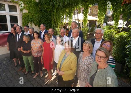 11 juillet 2023, Rhénanie-Palatinat, Ahrweiler : le Conseil des ministres de Rhénanie-Palatinat (r-l) Stefanie Hubig (SPD), Ministre de l'éducation de Rhénanie-Palatinat, Doris Ahnen (SPD), Ministre des finances de Rhénanie-Palatinat, Katharina Binz (Bündnis 90/Die Grünen), Ministre de la famille, Ministre de la Culture et de la Culture et de l'intégration du district de Weigiler Malu Dreyer (SPD), ministre-président de Rhénanie-Palatinat, Daniela Schmidt (FDP), ministre de l'économie de Rhénanie-Palatinat, Kathrin Eder (Bündnis 90/Die Grünen), ministre Banque D'Images