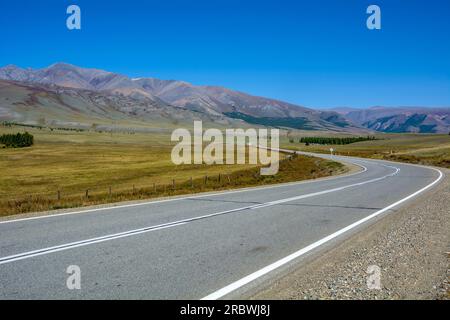 Chuysky Trakt dans les montagnes de l'Altaï il y a une route de l'ouest de la Sibérie à la Mongolie Banque D'Images