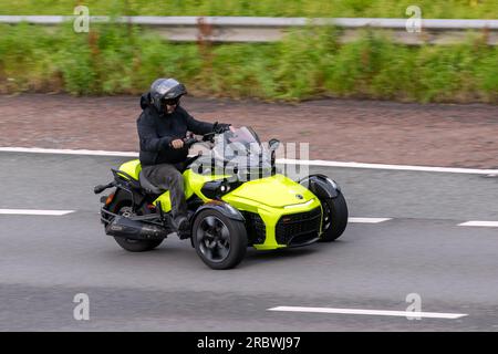 Jaune CAN-Am Spyder trike à trois roues ; pilote de moto ; transport à trois roues, motos, véhicule, vélos 3 roues, 3 roues, tricycle, tricycle, 3 motos à roues, Trikes motos, routes de motos à trois roues, cyclistes roulant sur l'autoroute M6 Chorley, Royaume-Uni Banque D'Images