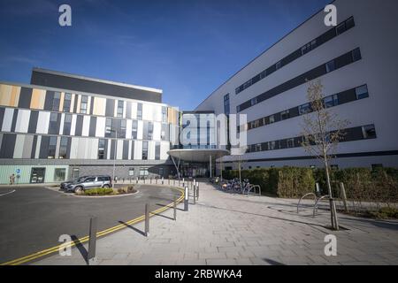 Photo de dossier datée du 19/03/21 de la vue générale de l'entrée principale du nouvel Hôpital Royal pour enfants et jeunes d'Édimbourg. Un groupe de suricates doit emménager dans un hôpital pour enfants pour donner aux jeunes patients la possibilité de se connecter avec la nature. Les surimerkats du zoo d'Édimbourg vivront dans un nouvel enclos qui sera construit à l'hôpital royal pour enfants et jeunes (RHCYP) du NHS Lothian, dans la capitale écossaise. Date d'émission : mardi 11 juillet 2023. Banque D'Images