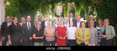 11 juillet 2023, Rhénanie-Palatinat, Ahrweiler : le Conseil des ministres de Rhénanie-Palatinat (r-l) Stefanie Hubig (SPD), Ministre de l'éducation de Rhénanie-Palatinat, Doris Ahnen (SPD), Ministre des finances de Rhénanie-Palatinat, Katharina Binz (Bündnis 90/Die Grünen), Ministre de la famille, Ministre de la Culture et de la Culture et de l'intégration du district de Weigiler Malu Dreyer (SPD), ministre-président de Rhénanie-Palatinat, Daniela Schmidt (FDP), ministre de l'économie de Rhénanie-Palatinat, Kathrin Eder (Bündnis 90/Die Grünen), ministre Banque D'Images