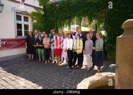 11 juillet 2023, Rhénanie-Palatinat, Ahrweiler : le Conseil des ministres de Rhénanie-Palatinat (r-l) Stefanie Hubig (SPD), Ministre de l'éducation de Rhénanie-Palatinat, Doris Ahnen (SPD), Ministre des finances de Rhénanie-Palatinat, Katharina Binz (Bündnis 90/Die Grünen), Ministre de la famille, Ministre de la Culture et de la Culture et de l'intégration du district de Weigiler Malu Dreyer (SPD), ministre-président de Rhénanie-Palatinat, Daniela Schmidt (FDP), ministre de l'économie de Rhénanie-Palatinat, Kathrin Eder (Bündnis 90/Die Grünen), ministre Banque D'Images