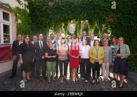 11 juillet 2023, Rhénanie-Palatinat, Ahrweiler : le Conseil des ministres de Rhénanie-Palatinat (r-l) Stefanie Hubig (SPD), Ministre de l'éducation de Rhénanie-Palatinat, Doris Ahnen (SPD), Ministre des finances de Rhénanie-Palatinat, Katharina Binz (Bündnis 90/Die Grünen), Ministre de la famille, Ministre de la Culture et de la Culture et de l'intégration du district de Weigiler Malu Dreyer (SPD), ministre-président de Rhénanie-Palatinat, Daniela Schmidt (FDP), ministre de l'économie de Rhénanie-Palatinat, Kathrin Eder (Bündnis 90/Die Grünen), ministre Banque D'Images