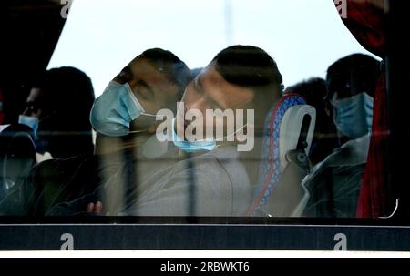 Un groupe de personnes considérées comme des migrants sont chassées du complexe de la Force frontalière à Douvres, Kent, suite à un incident de petit bateau dans la Manche. Date de la photo : mardi 11 juillet 2023. Banque D'Images